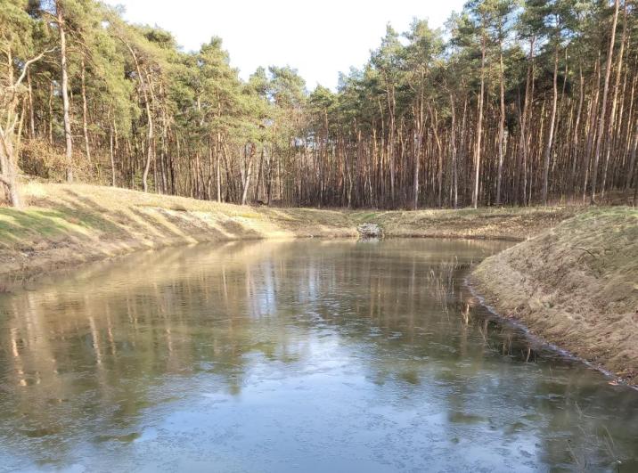 Zdjecie&#x20;przedstawia&#x20;wypełniony&#x20;wodą&#x20;zbiornik&#x20;retencyjny